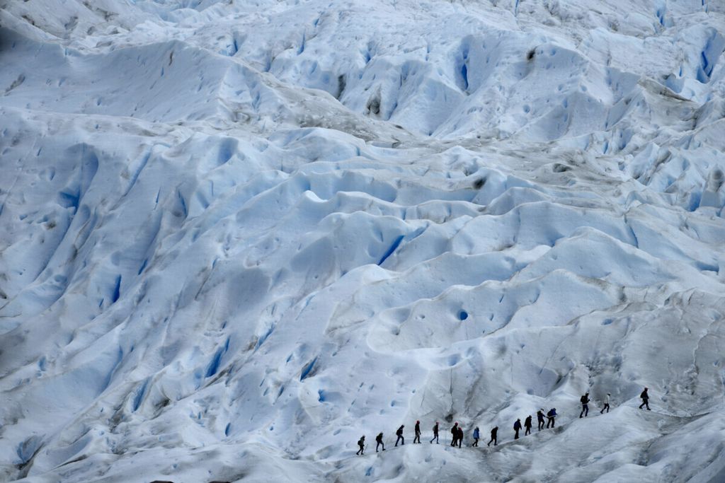 Wisatawan yang berjalan mendaki menyusuri formasi glester Perito Moreno di Taman Nasional Los Glaciares, Argentina, Selasa (2/11/2021). Perubahan iklim yang memicu pemanasan global menimbulkan kekhawatiran terhadap percepatan mencairnya es di beberapa kawasan di dunia.