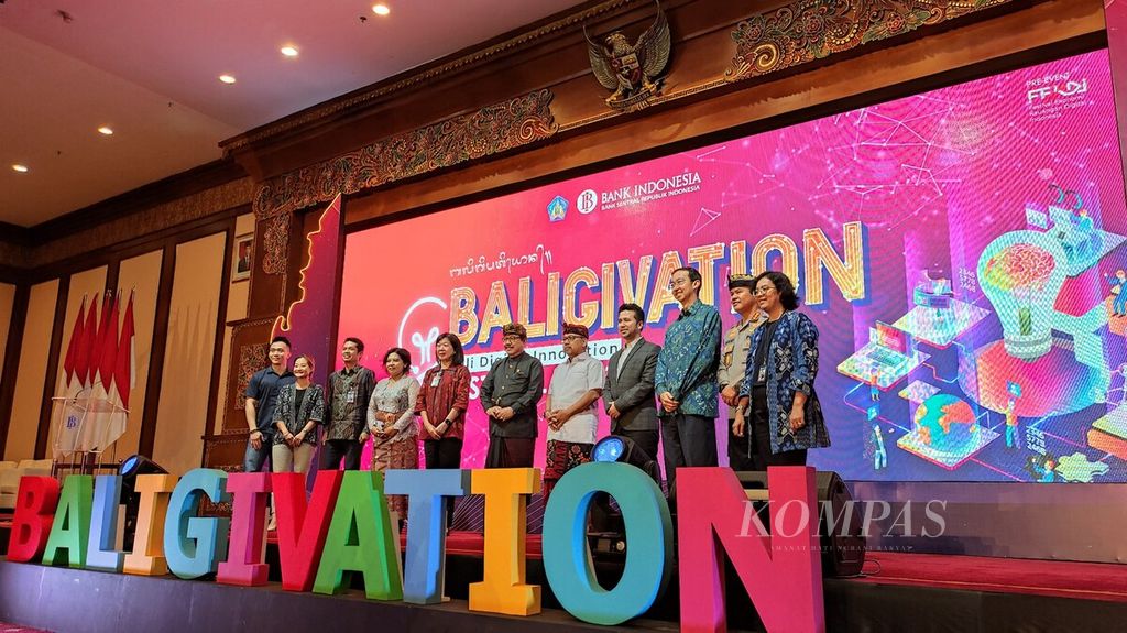 Bank Indonesia menggelar Bali Digital Innovation (Baligivation) Festival 2023, Kamis (9/3/2023). Tampak Wakil Gubernur Bali Tjokorda Oka Artha Ardana Sukawati (tengah) saat berfoto bersama seusai pembukaan acara Baligivation Festival 2023,. 