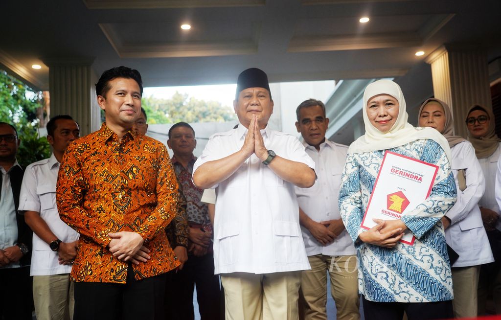 Ketua Umum Partai Gerindra Prabowo Subianto (tengah) setelah menerima kunjungan politisi yang mengajukan diri sebagai pasangan bakal calon gubernur dan wakil gubernur Jawa Timur, Khofifah Indar Parawansa (kanan) dan Emil Dardak, di rumah Prabowo di Jalan Kertanegara, Jakarta, Jumat (7/6/2024). 