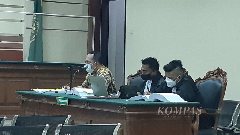 Sidang perkara korupsi dengan terdakwa hakim Itong Isnaini Hidayat di Tipikor Surabaya, Selasa (30/8/2022). Dalam sidang itu panitera pengganti PN Surabaya Hamdan memberikan kesaksian. 