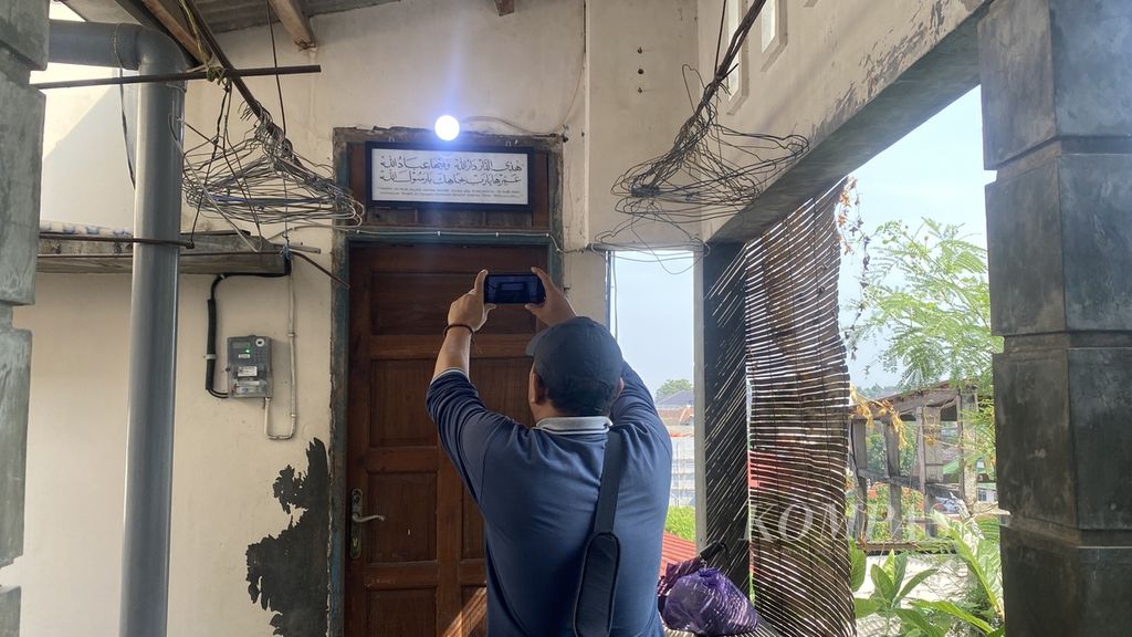 Wartawan mengambil video di sebuah pondok pesantren ilegal di Kelurahan Lempongsari, Kecamatan Gajahmungkur, Kota Semarang, Jawa Tengah, Jumat (8/9/2023).