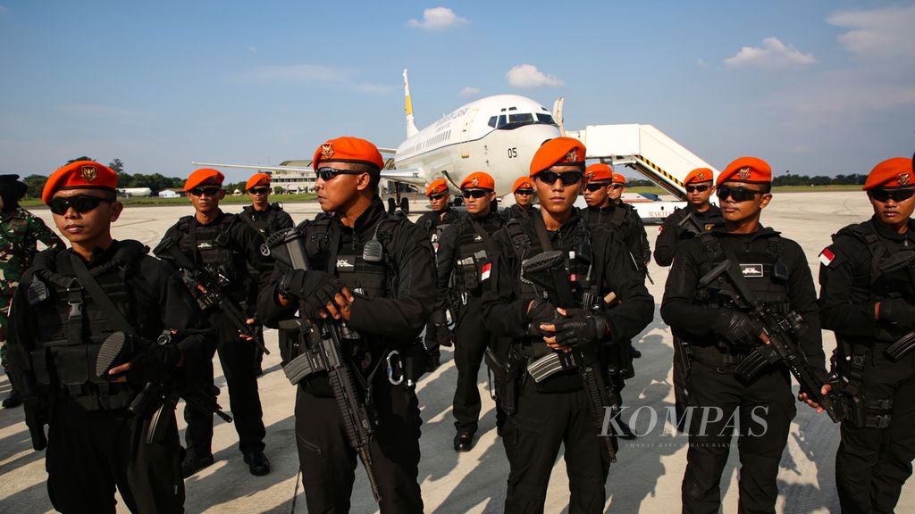 TNI troops from the Bravo 90 Unit after the departure ceremony for the Indonesian Nationals (WNI) evacuation team to Sudan from Halim Perdanakusuma Air Force Base, Jakarta, Monday (24/5/2023). A total of 827 Indonesian citizens will be evacuated from Sudan, North Africa.