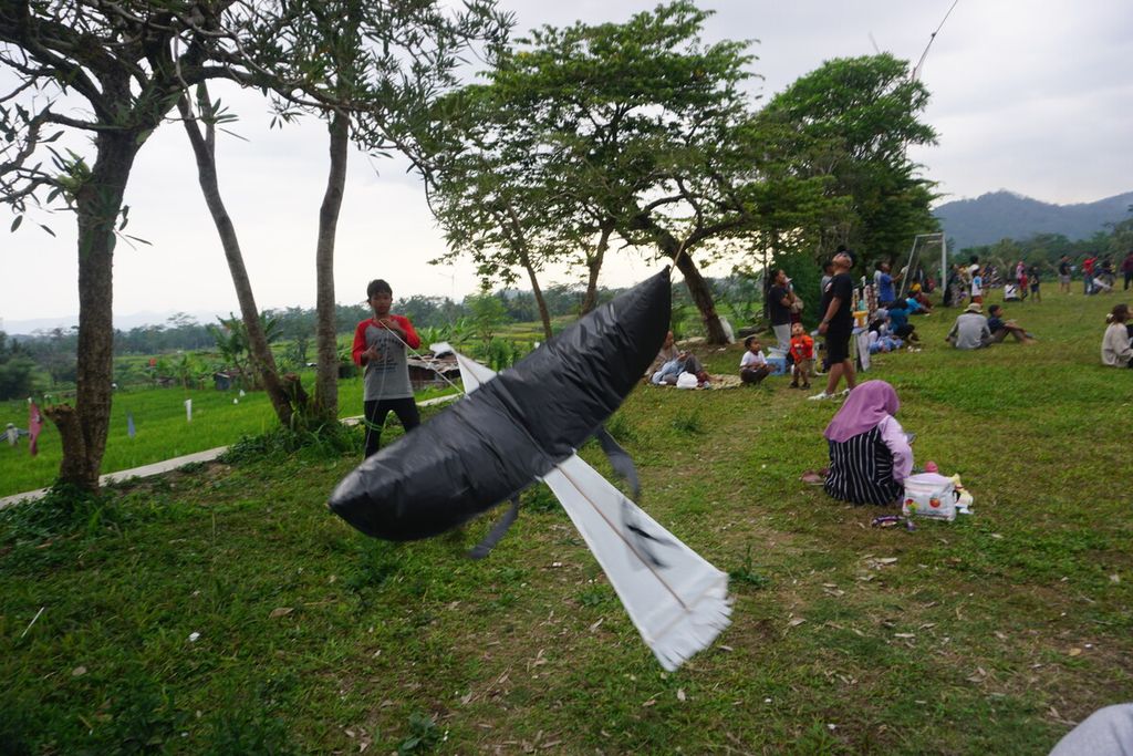 Warga bermain layangan di lapangan Desa Karangmangu, Kecamatan Baturraden, Kabupaten Banyumas, Jawa Tengah, Minggu (3/9/2023).