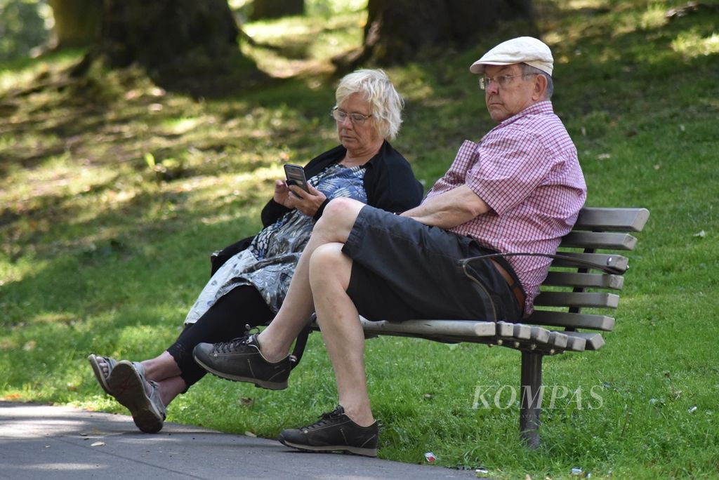 Lansia menikmati suasana taman di kota Gothenburg, Swedia, Kamis (18/7/2019). Gothenburg adalah kota yang sangat ramah untuk lansia. Tersedia banyak jalan yang nyaman. Warga yang lebih muda juga sangat menghormati para lansia.