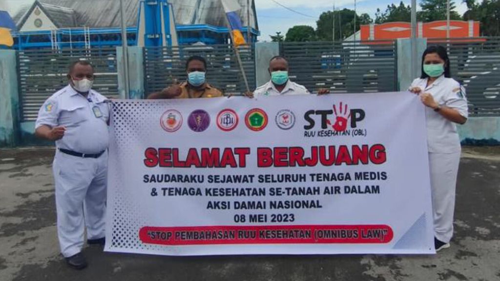 Perwakilan dari Persatuan Perawat Nasional Indonesia Papua menyerukan penolakan pembahasan Rancangan Undang-Undang Kesehatan di Jayapura, Papua, Senin (8/5/2023).