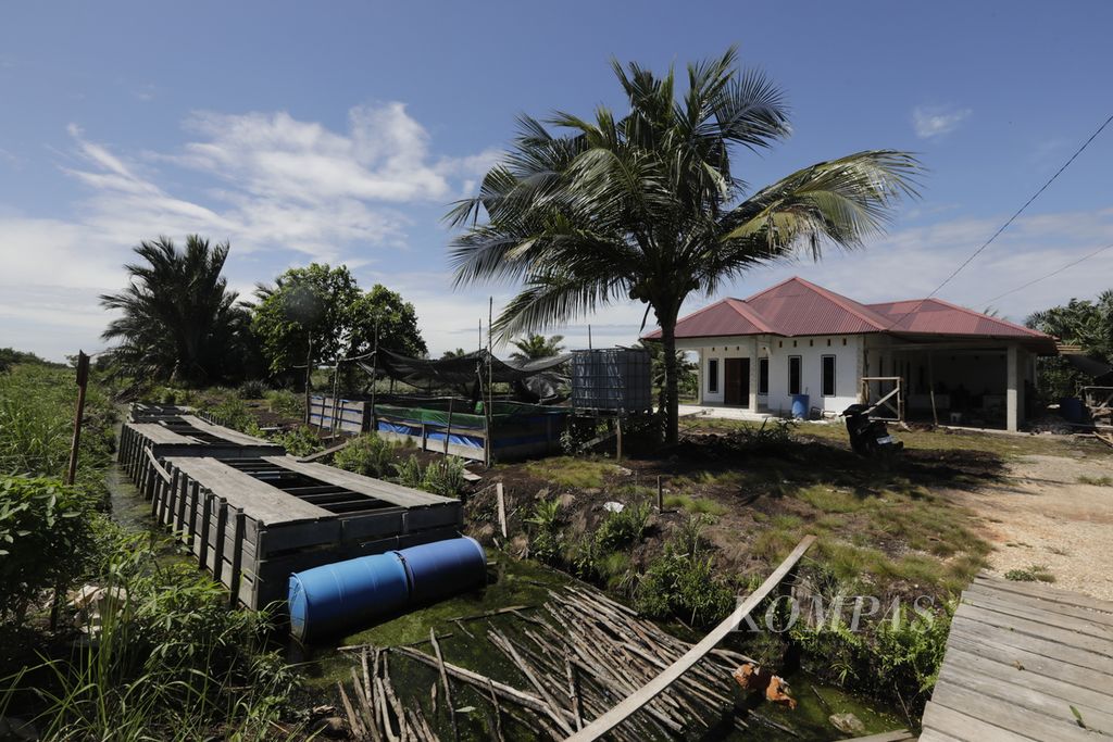 Karamba di depan rumah peternak yang memanfaatkan saluran kanal air gambut di Kampung Penyengat, Kecamatan Sungai Apit, Kabupaten Siak, Rabu (18/9/2024). 