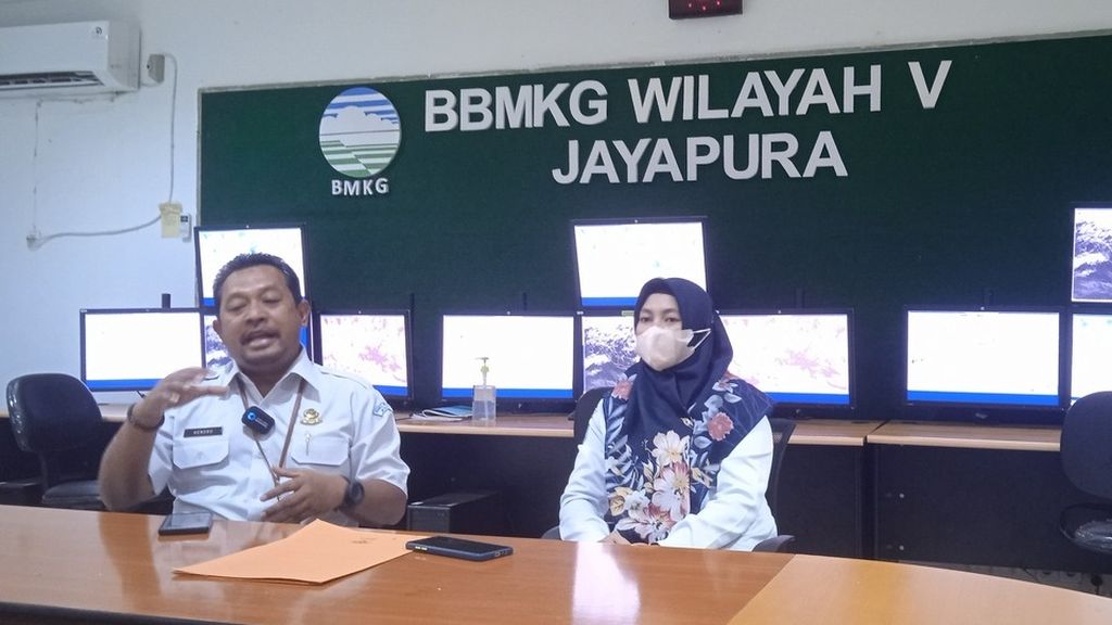 Kepala Balai Besar Meteorologi, Klimatologi, dan Geofisika (BBMKG) Wilayah V Jayapura, Hendro Nugroho saat memaparkan tentang fenomena embun beku di Lanny Jaya yang terjadi sejak 1 Juli 2022.