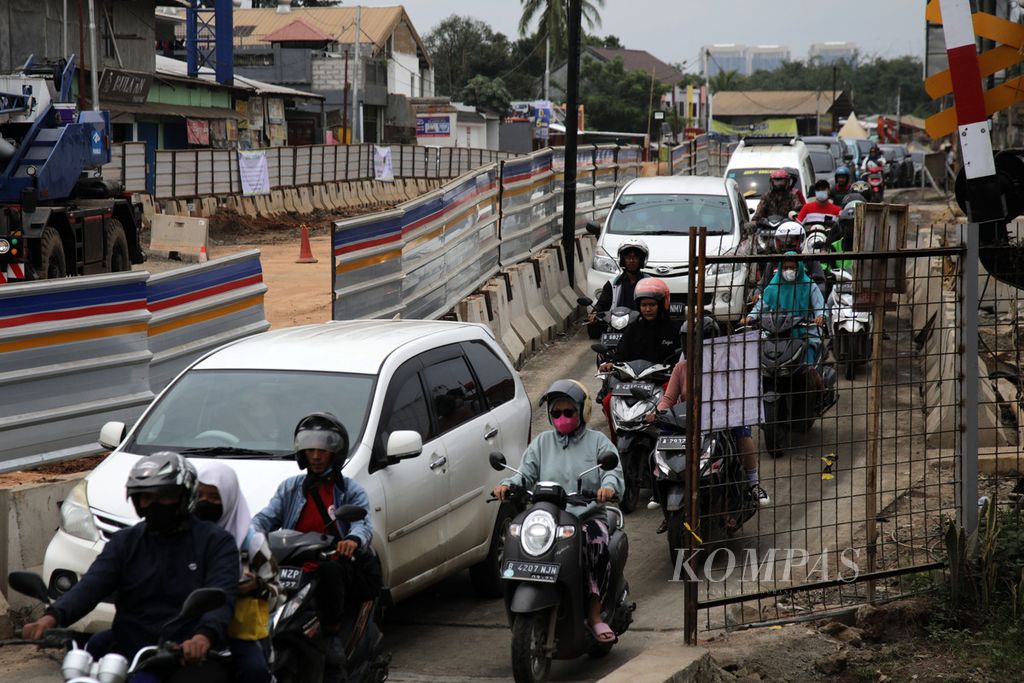 Kepadatan kendaraan jelang pelintasan kereta api di Cisauk, Kabupaten Tangerang, Banten, Selasa (14/3/2023).
