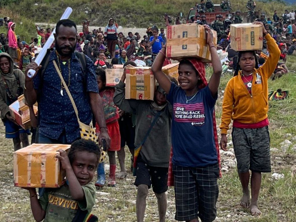 Warga menerima bantuan dari Kementerian Sosial karena terdampak bencana kekeringan di dua distrik di Kabupaten Puncak, Papua Tengah, sejak awal Juni 2023.