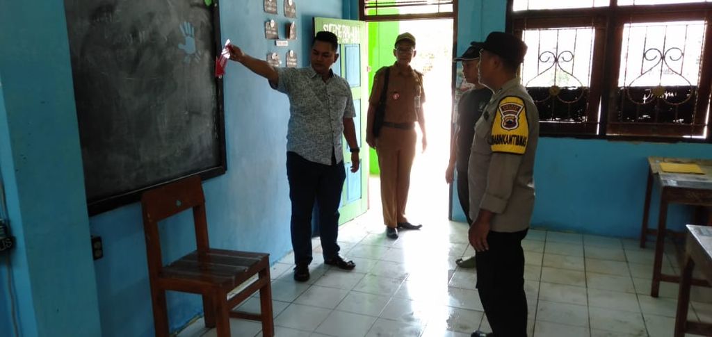 Polisi melakukan olah tempat kejadian perkara penganiayaan yang dilakukan seorang pelajar kepada gurunya di Madrasah Aliyah Yasua Pilangwetan, Kecamatan Kebonagung, Kabupaten Demak, Jawa Tengah, Senin (25/9/2023). 