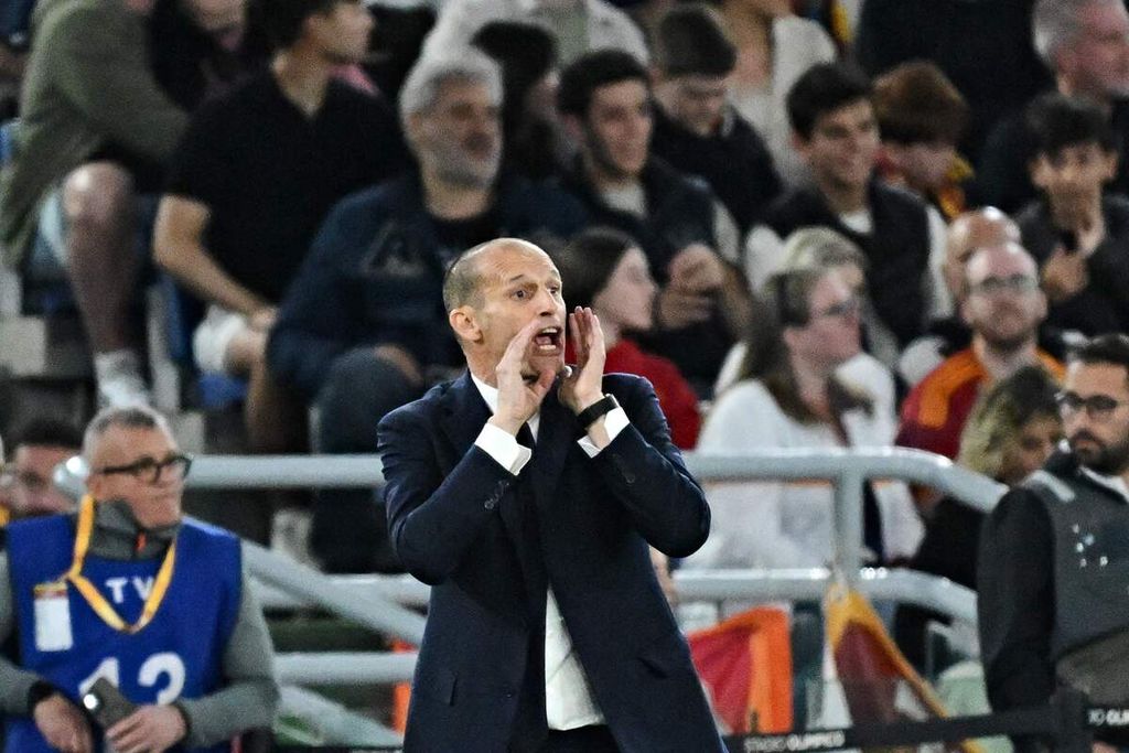 Pelatih Juventus Massimiliano Allegri memberi instruksi dalam pertandingan antara AS Roma dan Juventus di Stadion Olimpico, Roma, Senin (6/5/2024) dini hari WIB. Juventus akan menghadapi Atalanta pada final Coppa Italia, Kamis (16/5/2024) pukul 02.00 WIB, di Stadion Olimpico, Roma.