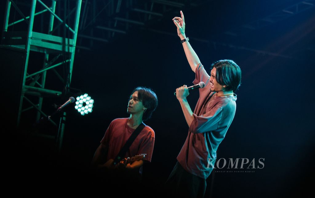 Penampilan grup band Sheila On 7 dalam konser bertajuk Tunggu Aku di Jakarta, di JIExpo Kemayoran, Jakarta Pusat, Sabtu (28/1/2023) malam. Grup band asal Yogyakarta yang dimotori Duta, Eross, dan Adam ini mengobati kerinduan para Sheilagank. 