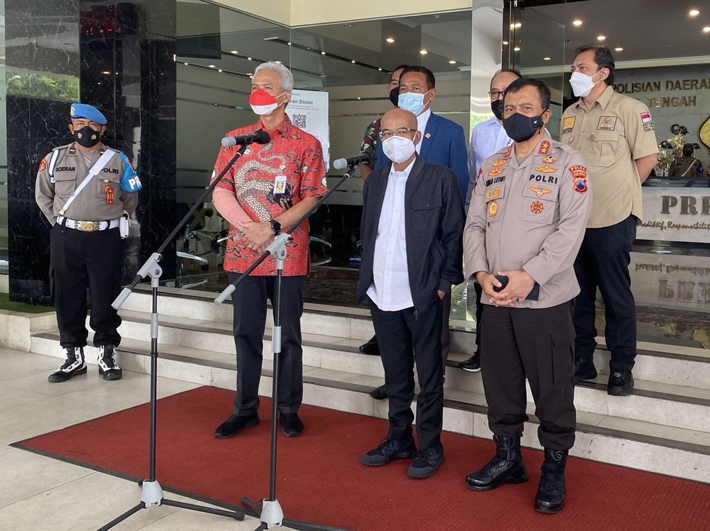 Wakil Ketua Komisi III Bidang Hukum, Hak Asasi Manusia, dan Keamanan Dewan Perwakilan Rakyat (DPR) RI Desmon Junaidi Mahesa (kedua dari kanan-depan) menyampaikan keterangannya di Kepolisian Daerah Jateng, Jumat (11/2/2022). 