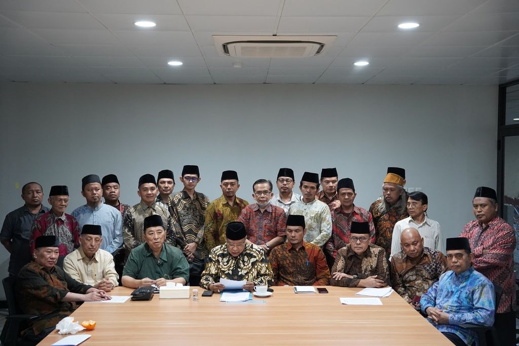 Ketua Umum Lembaga Persahabatan Ormas Islam (LPOI) Said Aqil Siroj (tengah) beserta ulama yang tergabung menyampaikan sikap mereka atas fenomena politik terkini di Jakarta, Rabu (7/2/2024). 