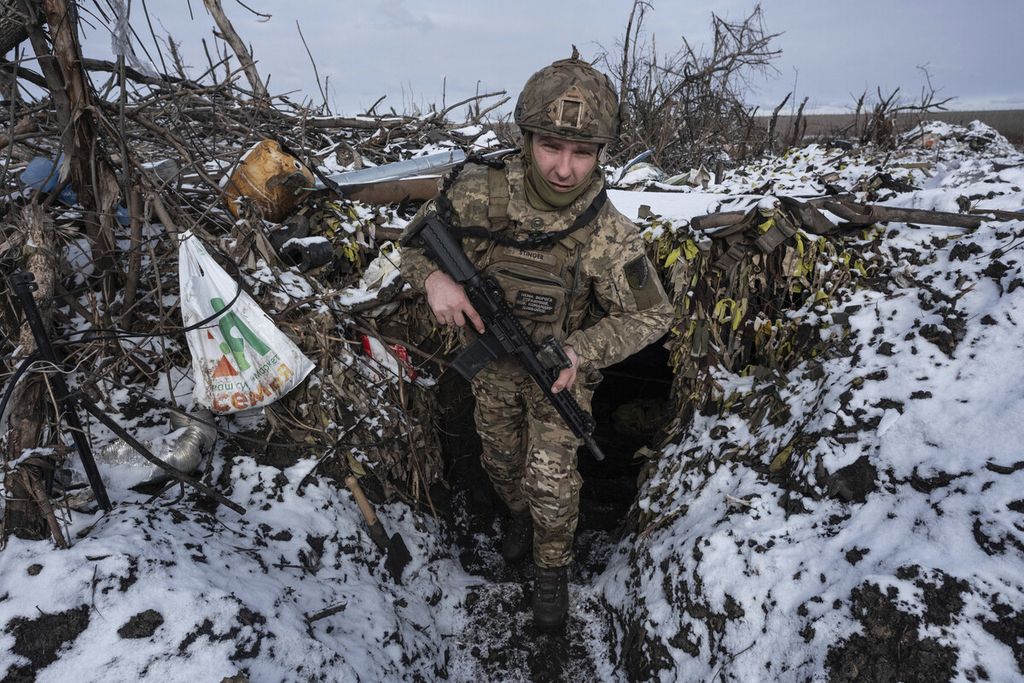 Seorang tentara Ukraina di garis depan dekat Klishchiivka, Donetsk, Senin (19/2/2024).   