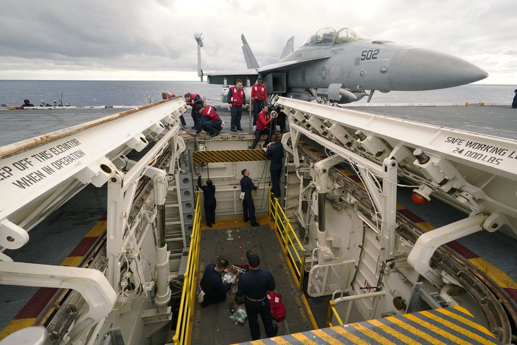 Kru persenjataan mengerjakan pengungkit pada dek penerbangan kapal induk USS Gerald R Ford pada 6 Oktober 2022 di lepas pantai Virginia Cost. 