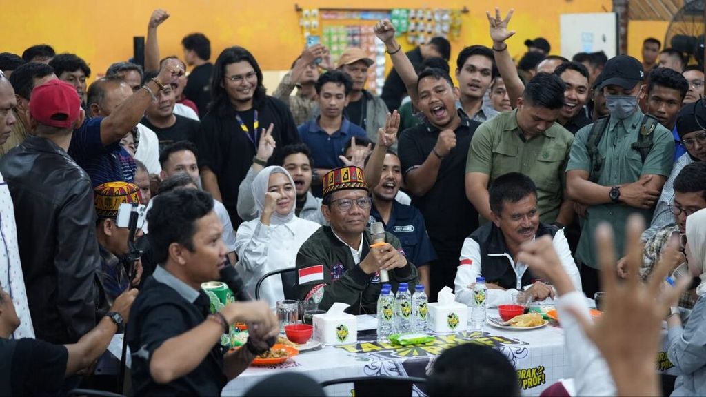 Calon wakil presiden nomor urut 3, Mahfud MD, berdialog dengan generasi milenial dan generasi Z pada acara Tabrak Prof! di Banda Aceh, Aceh, Rabu (31/1/2024) malam.