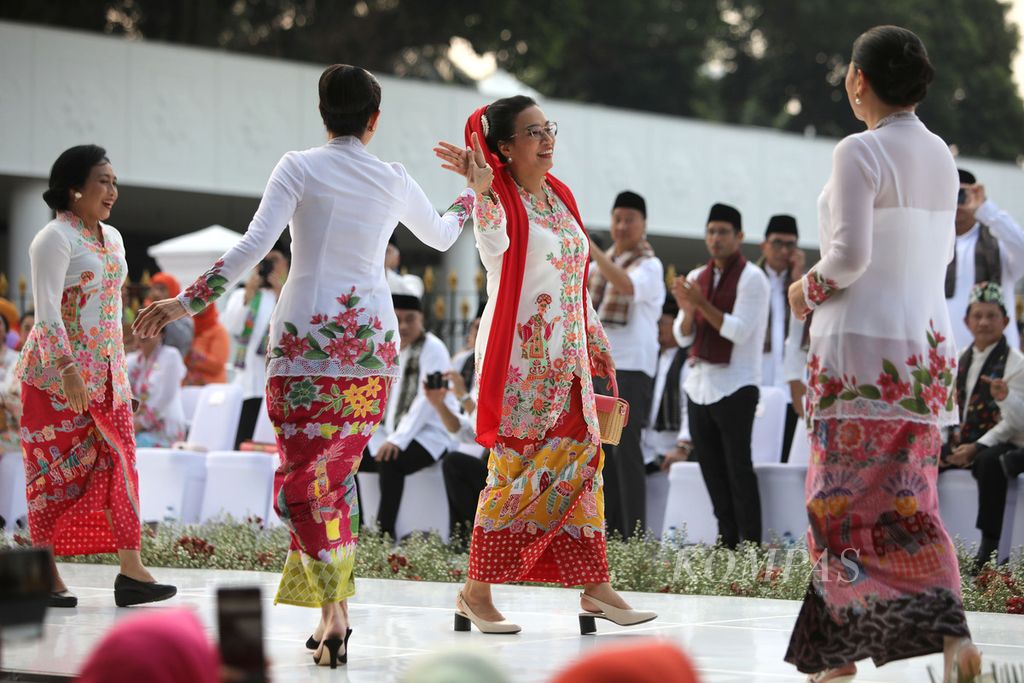 Menteri perempuan Kabinet Indonesia Maju mengenakan kebaya berjalan di landas peraga dalam acara Istana Berkebaya di halaman Istana Merdeka, Jakarta, Minggu (6/8/2023). 