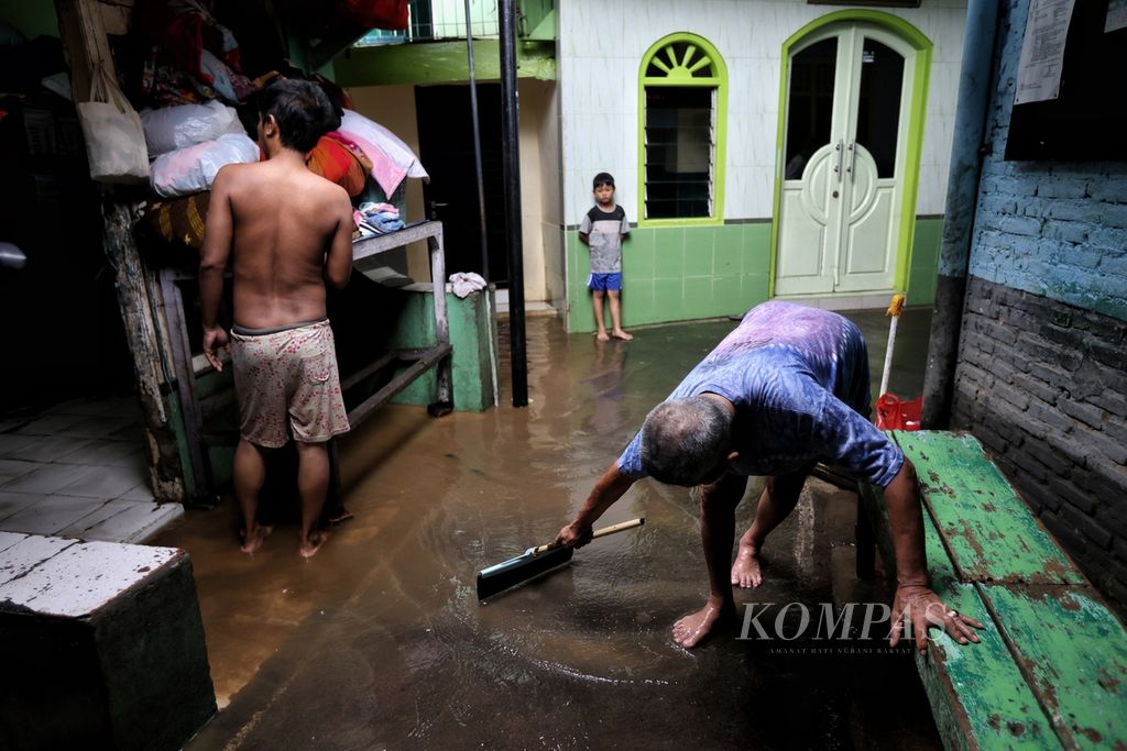 Ilustrasi. Warga membersihkan air dan lumpur sisa banjir di Kelurahan Kampung Melayu, Kecamatan Jatinegara, Jakarta Timur, Jumat (15/3/2024).