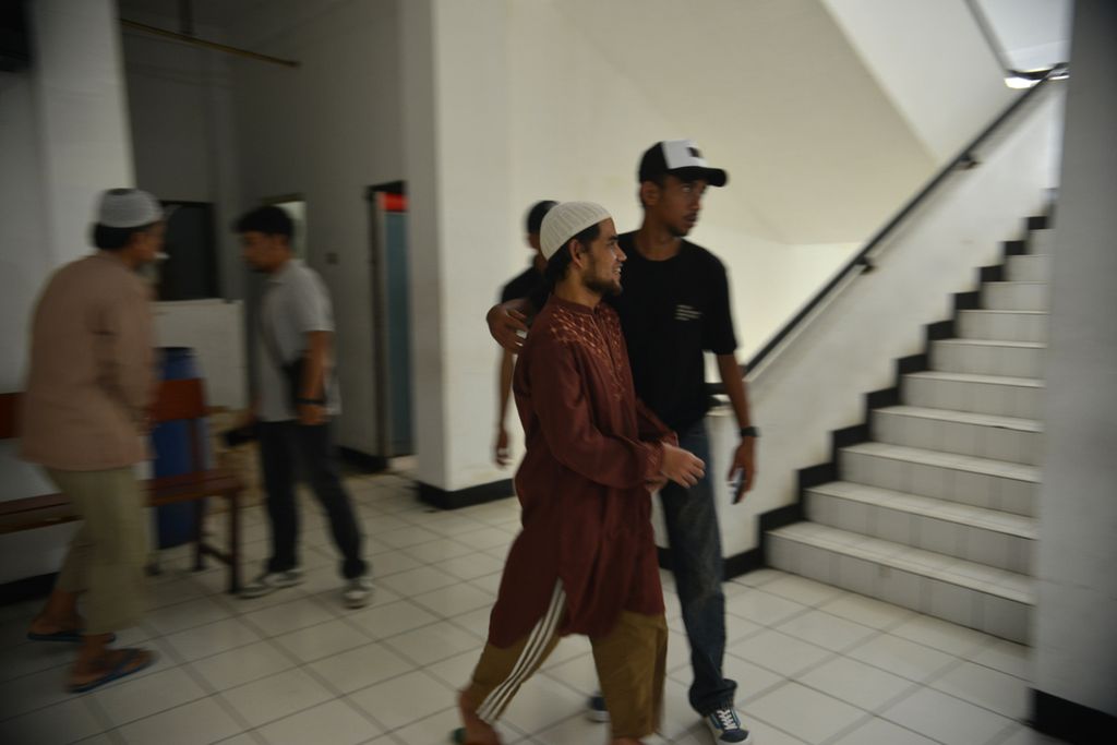 Salah seorang tahanan teroris berjalan ke meja pemeriksaan mata di Rumah Tahanan Narkoba Kepolisian Daerah Metro Jaya, Jakarta, Rabu (29/3/2023). Detasemen Khusus 88 Antiteror Polri bekerja sama dengan Badan Nasional Penanggulangan Terorisme menggelar cek kesehatan mata bagi para tahanan teroris. Sebanyak 48 tahanan teroris mengikuti pemeriksaan ini. Pemeriksaan ini merupakan bagian dari pembinaan para tahanan serta pengecekan kesehatan secara berkala. 