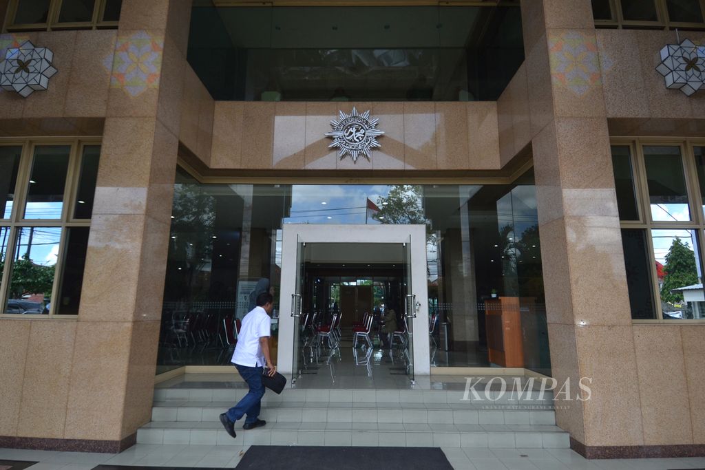 Pengunjung memasuki kantor Pimpinan Pusat Muhammadiyah, di Yogyakarta, Sabtu (20/1/2024).