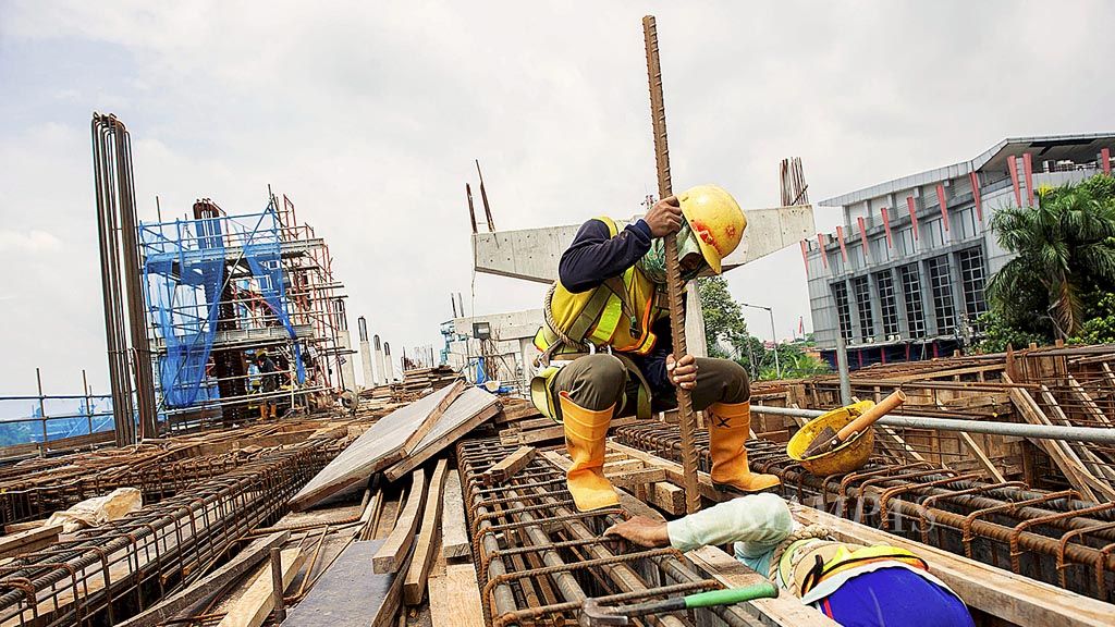Pekerja menyelesaikan pembangunan stasiun kereta massal cepat (MRT) di Lebak Bulus, Jakarta Selatan, Rabu (1/2). Percepatan pembangunan jalur layang MRT terkendala tiga lahan yang masih belum bebas di ruas Jalan RS Fatmawati.