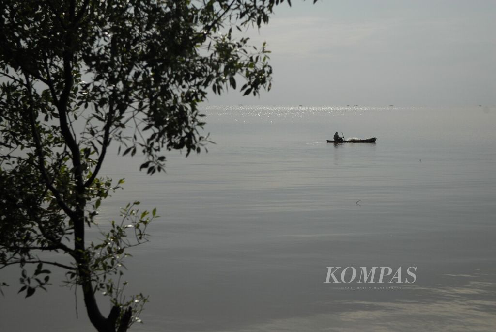 Nelayan mencari ikan di pesisir timur Jambi, Desa Pangkal Babu, Tungkal Ilir, Kabupaten Tanjung Jabung Barat, Minggu (2/4/2023). Selama bertahun-tahun, masyarakat menjaga wilayah tersebut dari ancaman kerusakan. Mereka juga menerbitkan peraturan desa yang memperkuat perlindungan mangrove.