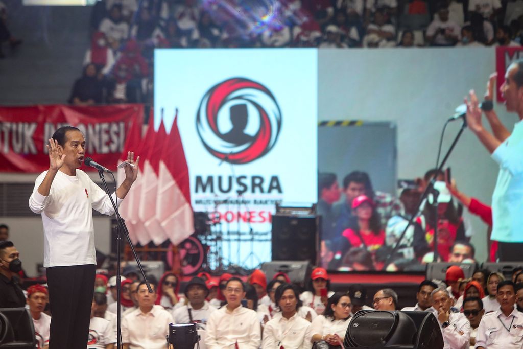 Presiden Joko Widodo berpidato dalam acara puncak Musyawarah Rakyat (Musra) di Istora Senayan, Jakarta, Minggu (14/5/2023). 