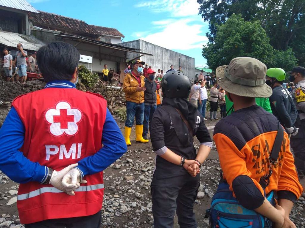 Kepala Badan Penanggulangan Bencana Daerah (BPBD) Brebes Nushy Mansyur memimpin apel dalam kunjungannya ke lokasi banjir bandang di Bumiayu, Brebes, Jawa Tengah, Minggu (27/2/2022). Akibat banjir bandang itu, puluhan rumah rusak dan ratusan orang mengungsi.