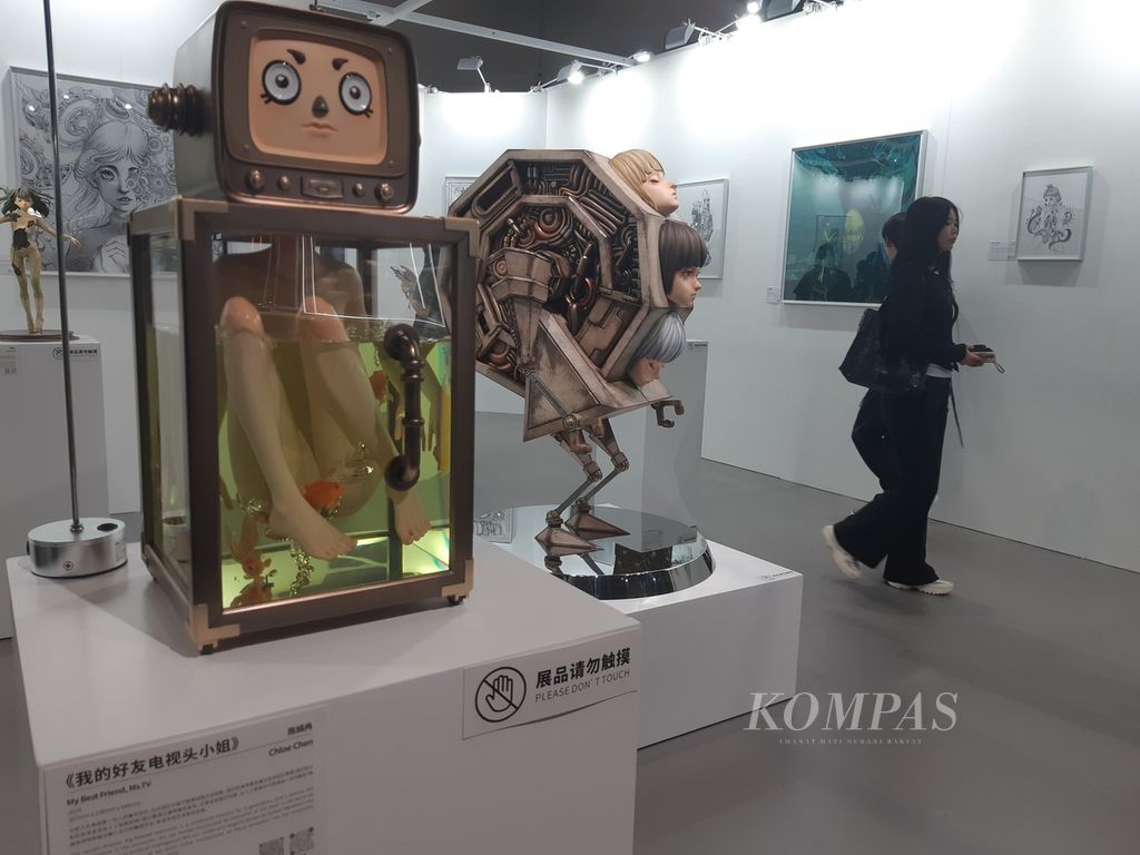 Instalasi seni yang dipamerkan seniman asal Beijing, China, Chloe Chen dalam pameran Complexcon, Hong Kong, Minggu (24/3/2024). Acara ini menyajikan ratusan karya seni dari 200 seniman dari sejumlah negara.