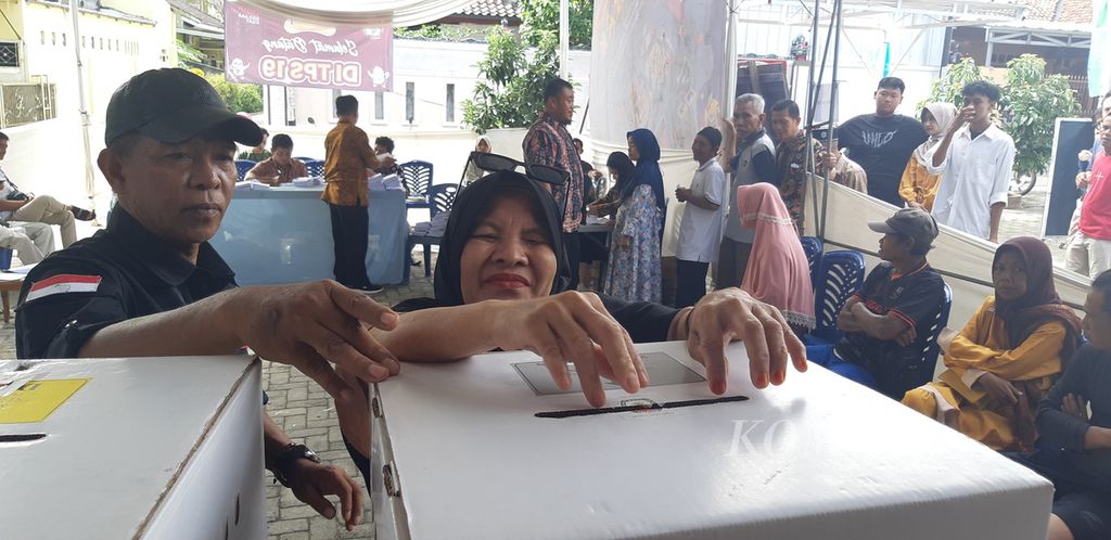 Seorang pemilih disabiltas tunanatra memasukkan surat suara dengan bantuan petugas di TPS 19 Kelurahan Gunung Terang, Kecamatan Langkapura, Kota Bandar Lampung, pada Rabu (14/2/2024).