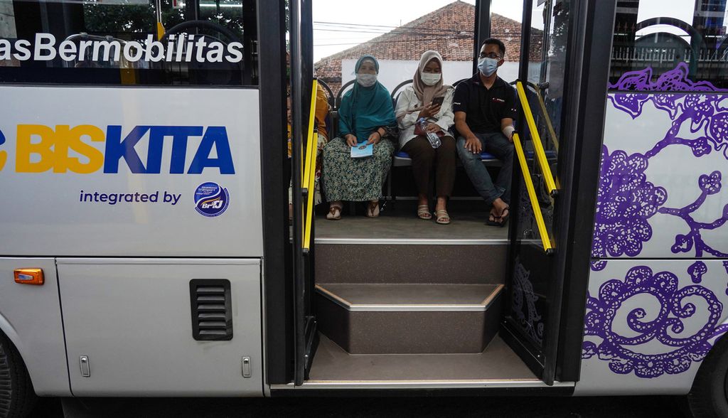 Suasana warga saat menggunakan layanan sarana transportasi BisKita Trans Pakuan di Halte Stasiun Bogor, Kota Bogor, Jawa Barat, Jumat (12/11/2021).