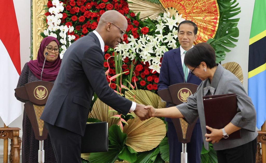 Menteri Luar Negeri dan Kerja Sama Afrika Timur January Makamba berjabat tangan dengan Menteri Luar Negeri Retno Marsudi seusai menandatangani nota kesepahaman (MoU) kerja sama Indonesia-Tanzania di Istana Kepresidenan Bogor, Kota Bogor, Jawa Barat, Kamis (25/1/2024). RI-Tanzania menyepakati MoU, yakni MoU di bidang agrikultur, pembangunan ekonomi biru melalui kerja sama maritim dan perikanan, pembangunan kapasitas diplomatik, dan kerja sama di sektor mineral.