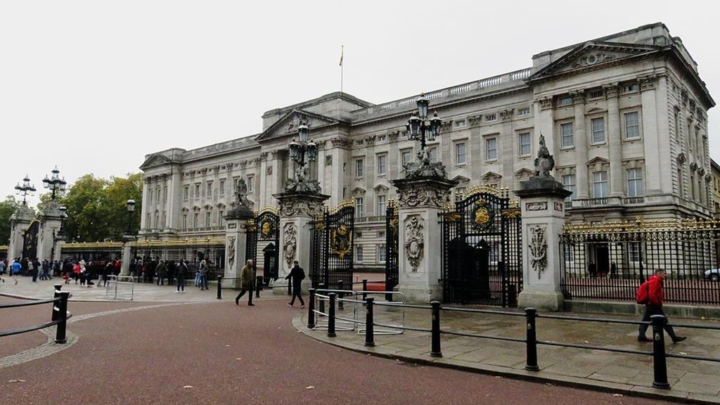 Suasana Istana Buckingham pada 5 November 2017. Pada akhir abad ke-19, sejumlah pangeran yang kelak menjadi raja di sejumlah negara diasuh Ratu Victoria di istana itu.