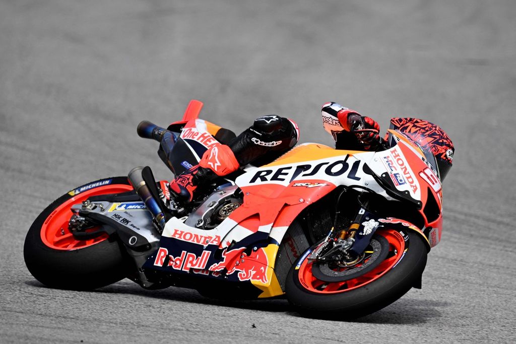 Pebalap Repsol Honda, Marc Marquez, melewati tikungan saat hari pertama tes pramusim MotoGP di Sirkuit Internasional Sepang, Malaysia, Jumat (10/2/2023). 