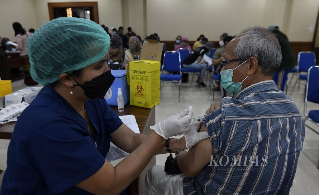 Warga lansia menerima suntikan vaksin Covid-19 penguat kedua dalam vaksinasi di Kantor Wali Kota Jakarta Pusat di Jakarta, Rabu (25/1/2023). Vaksinasi dosis keempat tersebut diikuti aparatur sipil negara (ASN) dan masyarakat umum berusia 18 tahun ke atas.  