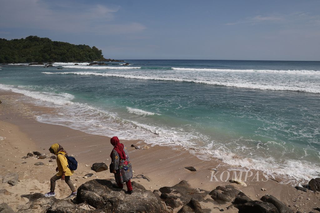 Wisatawan menikmati suasana di Pantai Wediombo, Gunungkidul, DI Yogyakarta, Selasa (7/6/2022).