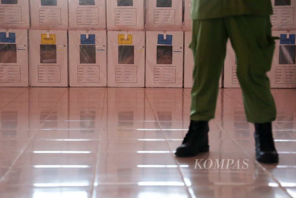 Petugas dengan beberapa jenis kotak suara sebelum didistribusikan ke sejumlah tempat pemungutan suara dari Kantor Kelurahan Gajah Mungkur, Kota Semarang, Jawa Tengah, Selasa (12/4/2024). 