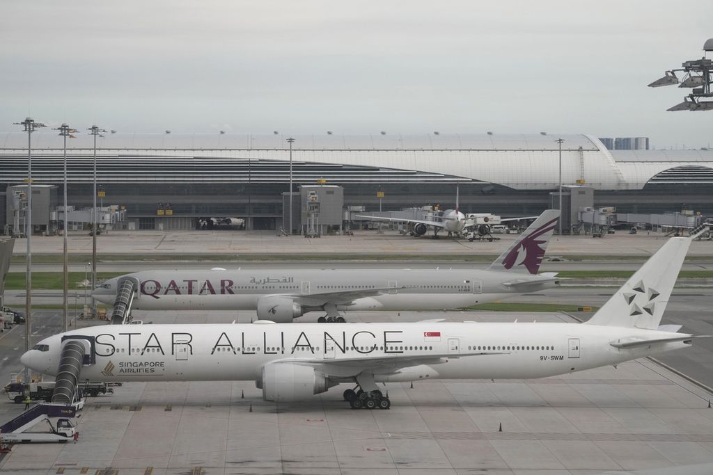 Pesawat Singapore Airline dan Qatar Airways di Bandara Suvarnabhumi, Thailand, pada 22 Mei 2024