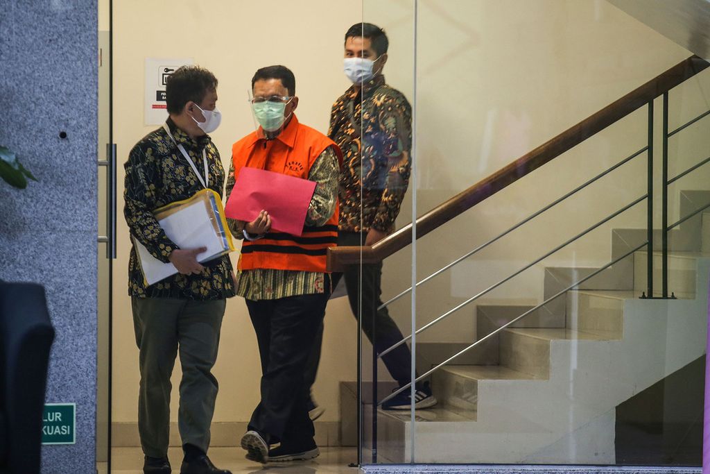 Bekas Direktur Pemeriksaan dan Penagihan pada Direktorat Jenderal Pajak tahun 2016-2019, Angin Prayitno Aji, setelah ditetapkan menjadi tersangka seusai diperiksa di Gedung Komisi Pemberantasan Korupsi (KPK), Jakarta, Selasa (4/5/2021).