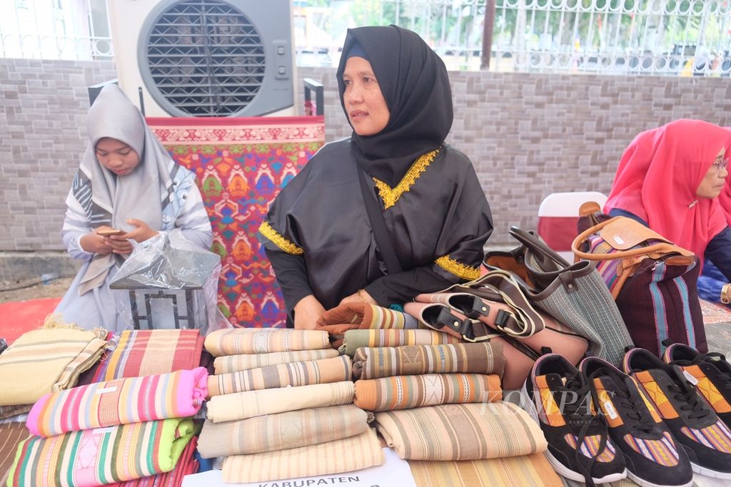 Berbagai produk tenun dengan pewarnaan alami dari petenun di Desa Pringgasela, Kecamatan Pringgasela, Kabupaten Lombok Timur, dipamerkan pada acara Peresmian Gedung Dekranasda NTB, Rabu (14/8/2019). Petenun di Pringgasela telah menggunakan pewarna alam sejak 2013.
