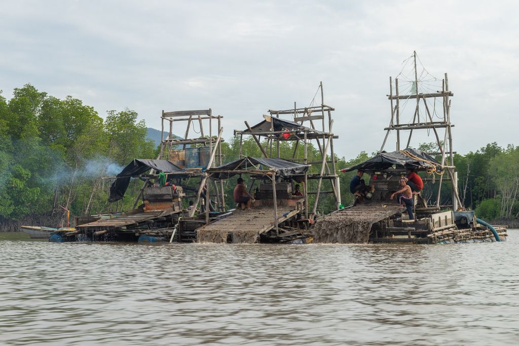 Ponton tambang timah ilegal beroperasi di Teluk Kelabat Dalam, Bangka Belitung, Kamis (8/4/2021). Aktivitas pertambangan ilegal itu dituding nelayan menyebabkan kerusakan perairan Teluk Kelabat Dalam.