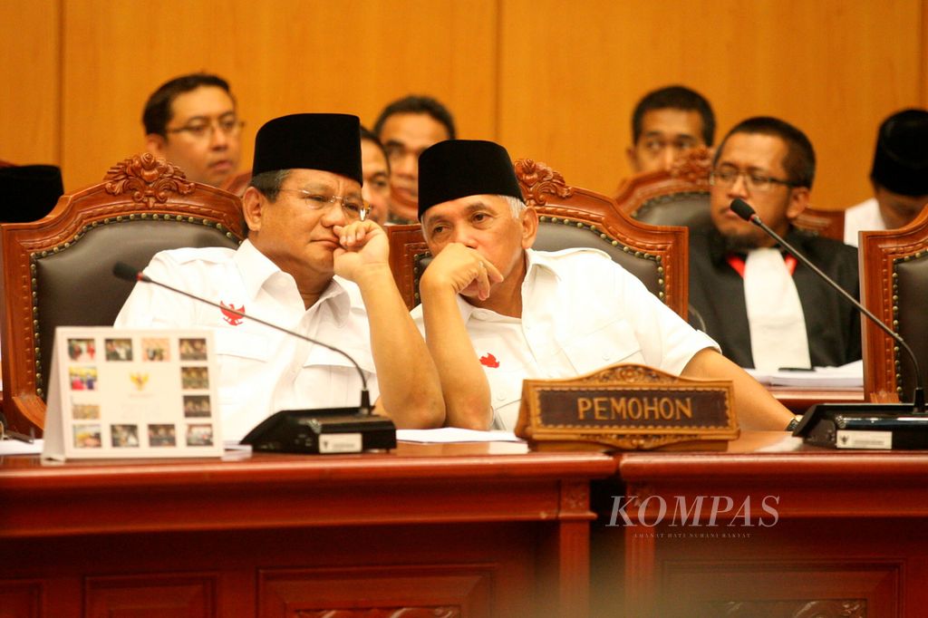 Pemohon, Prabowo-Hatta, berbincang saat sidang perdana Perselisihan Hasil Pemilihan Umum Presiden di Gedung Mahkamah Konstitusi, Jakarta, Rabu (6/8/2014). Dalam sidang itu, mereka meminta kepada MK untuk membatalkan SK Komisi Pemilihan Umum yang menetapkan pasangan Jokowi-JK sebagai presiden dan wapres terpilih dalam Pilpres 2014. 