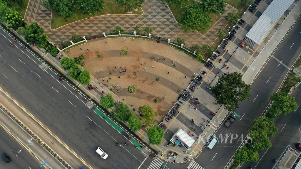 Foto udara warga berolahraga di taman Velodrom Internasional Jakarta di kawasan Rawamangun, Jakarta Timur, Minggu (28/6/2020). 