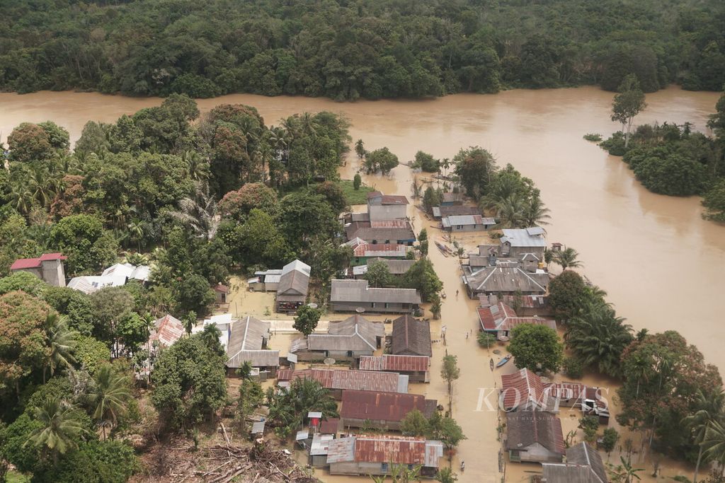 Luapan air Sungai Lamandau masuk hingga ke permukiman warga di Desa Nanga Belantikan, Kecamatan Belantikan Raya, Kabupaten Lamandau, Kalimantan Tengah, 9 September 2020.