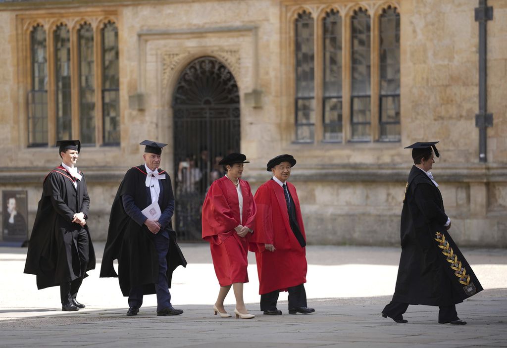 Kaisar Jepang Naruhito (kedua dari kanan) dan Permaisuri Masako (tengah) meninggalkan Theater Sheldon di Universitas Oxford setelah menerima gelar kehormatan di sela kunjungan kenegaraan ke Inggris, Jumat (28/6/2024). 