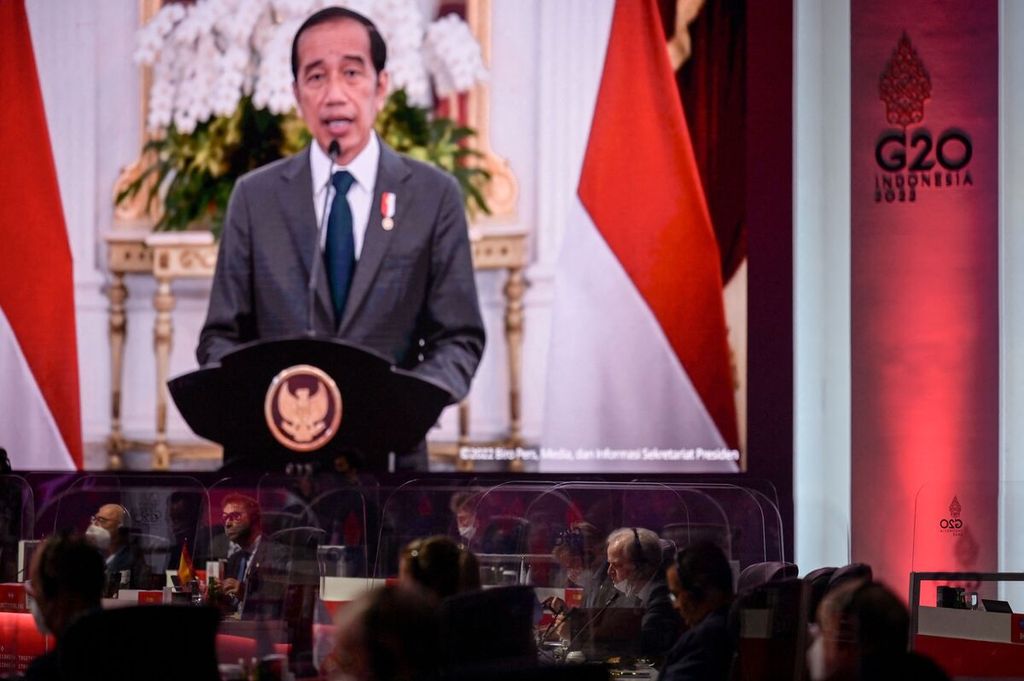  Presiden Joko Widodo (tampak di layar) menyampaikan pidato pada pembukaan Pertemuan Menteri Keuangan dan Gubernur Bank Sentral G-20, di Jakarta, Kamis (17/2/2022).
