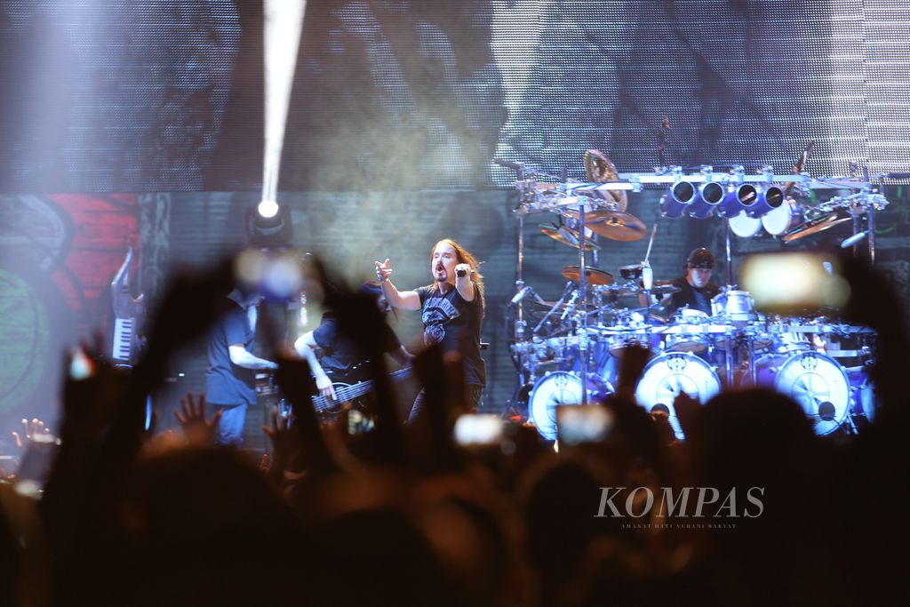 Grup musik rock asal Amerika Serikat, Dream Theater, tampil dalam konser yang digelar di Lapangan D Senayan, jakarta, Minggu (26/10/2014) malam. 
