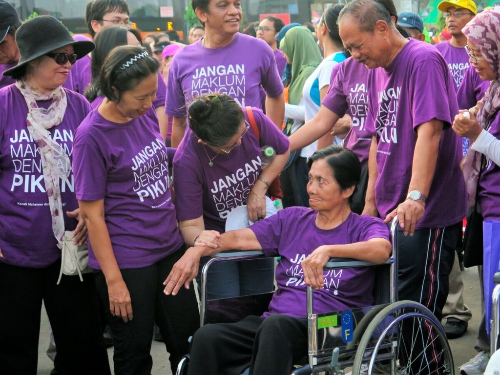 Ibu dengan demensia alzheimer, Tien Suharya, mengikuti kegiatan Jalan Sehat Peduli Alzheimer di Jakarta, ditemani suaminya, Yaya Suharya, 2014.