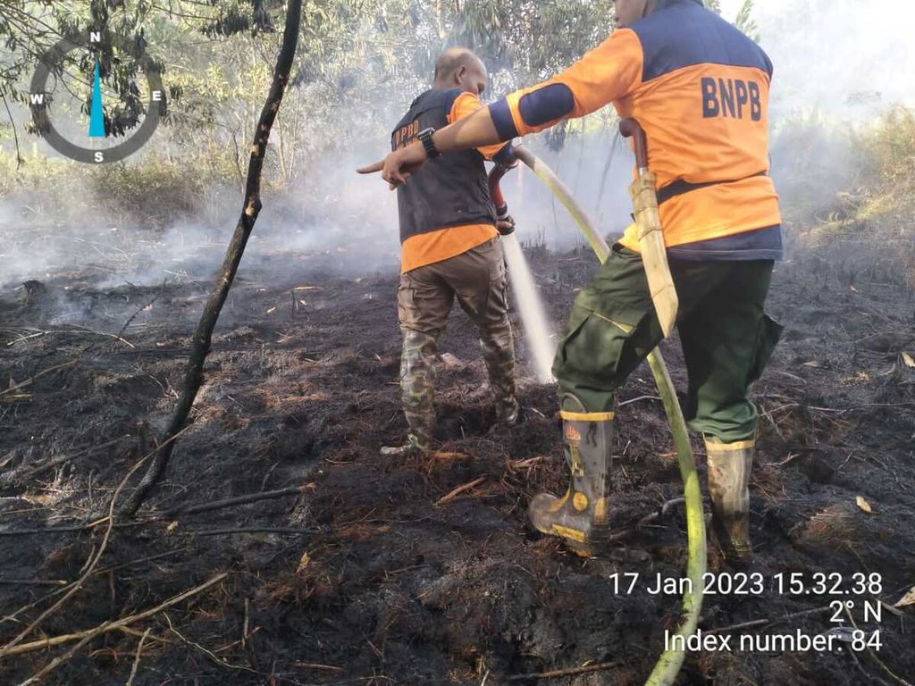 Proses pemadaman lahan gambut yang terbakar di Kabupaten Kubu Raya, Kalimantan Barat, Selasa (17/1/2023).